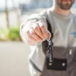 24/7 locksmith in los angeles giving the keys of a mobile car